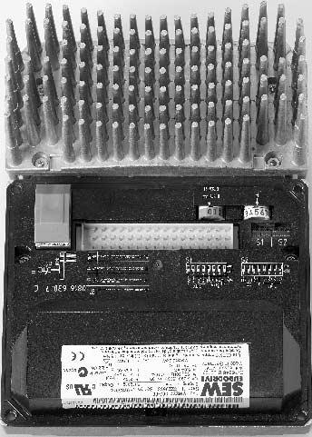 Płytka zacisków mocy oraz sterowania 6. Śruba dla przyłącza PE 7. Listwa zaciskowa elektroniki X2 8. Wewnętrzny rezystor hamujący BW. (seryjnie dla silników bez hamulca) 9.