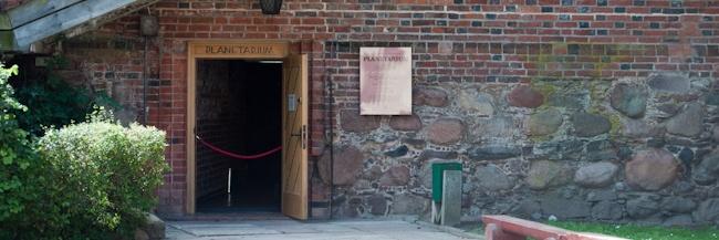 planach zobaczyć planetarium nie było w nim od czasów prehistorycznych. :-) Czekając na seans pokręciliśmy się nieco po terenie wzgórza, widzieliśmy też pielgrzymkę z Braniewa.