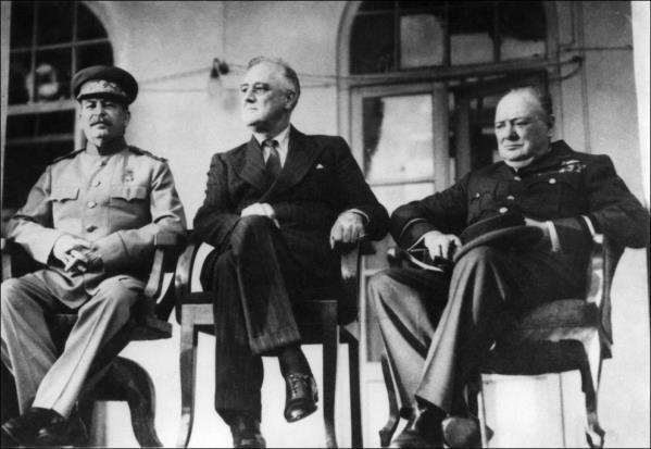 1. Poniższe fotografie przedstawiają uczestników konferencji tzw."wielkiej trójki", które odbyły się w trakcie II wojny światowej w Teheranie i Jałcie.