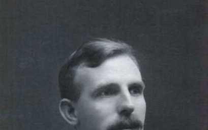 Ernest Rutherford Wydzielił dwie składowe romieniowania: α mało rzenikliwe, o dodatnim ładunku słabo