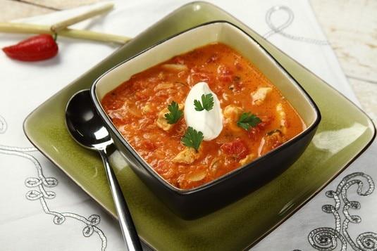 Zupa pomidorowa z chili 35 minut 4 osoby Łatwe pomidory z puszki - 400 gramów Rosół z kury Knorr - 1 sztuka mleko kokosowe - 200 mililitrów bulion warzywny - 300 mililitrów cebula nieduża - 1 sztuka