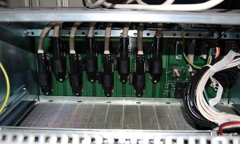 Po restarcie półki na poziomie 1, wtyk RJ45 podłączamy do portu SP2A. Po wsunięciu na miejsce i przykręceniu panelu zasilającego, możemy uruchomić półkę.