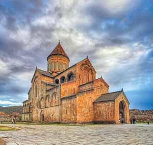 Wiele z malowideł odkrytych na ścianach klasztoru pochodzi z IX wieku. Trekking do Klasztoru Udabno oraz piknik. Przejazd do Klasztoru żeńskiego Bodb Bodbe (XIX wiek) miejsce pochówku Św.