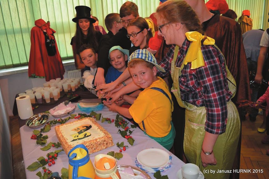 !!! Rozpoczęli w swojej szkole od teatru kukiełkowego i wystawili dwa małe spektakle Kłopoty Pani Łyżki oraz Pociąg.