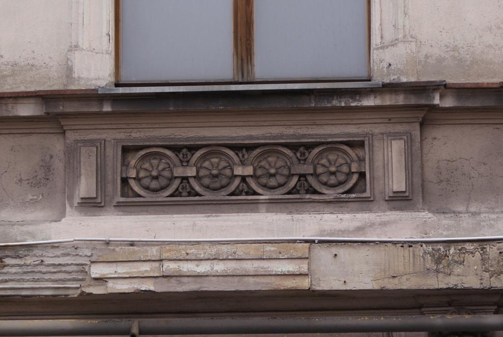 Fot. nr 4. Fotografia frontowej elewacji kamienicy, stan z 2012 roku.