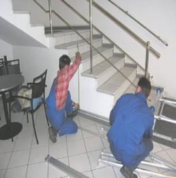 16 Aby ustawić rusztowanie na schodach, należy zastosować 2 szt. podpory i wykonać następujące czynności: 1. Przy pomocy miary określić różnicę poziomów przeciwległych ram drabinowych (Fot. 13.) 2.
