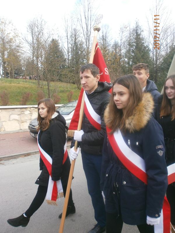 przedstawiły taniec z szarfami