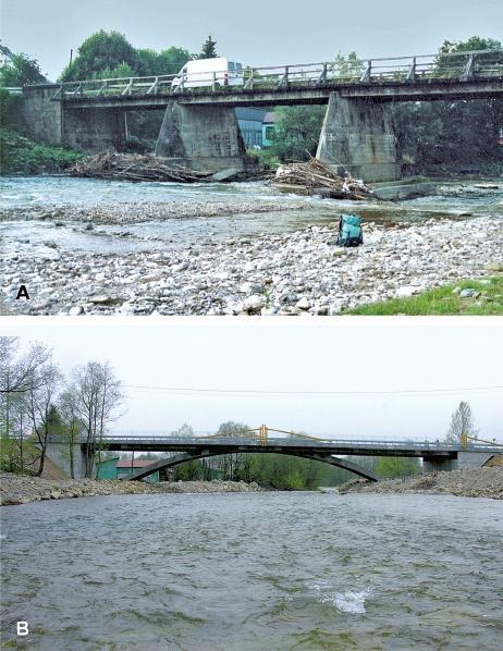 Fot. 4. Most na Czarnym Dunajcu w Chochołowie: (A) dawny most z filarami tkwiącymi w korycie rzeki, na których w czasie wezbrań w 2001 r.