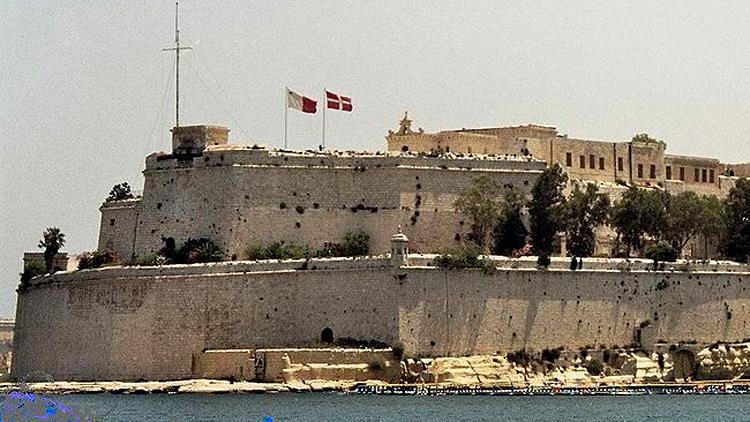 ujęcia zasadniczych trzech flag maltańskich La Valetta - Fort St.