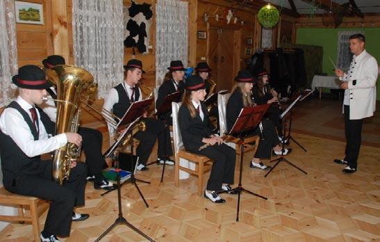Świąteczny nastrój zwielokrotniała nastrojowa świąteczna w wykonaniu młodzieżowej orkiestry dętej Darmanista z Brańszczyka.