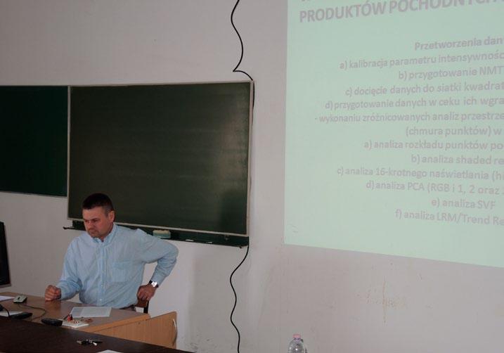 312 Fot. 5. Dr Rafał Zapłata z UKSW referuje rezultaty lotniczego skanowania laserowego w projekcie (Fot. M. Pawleta). Photo 5.