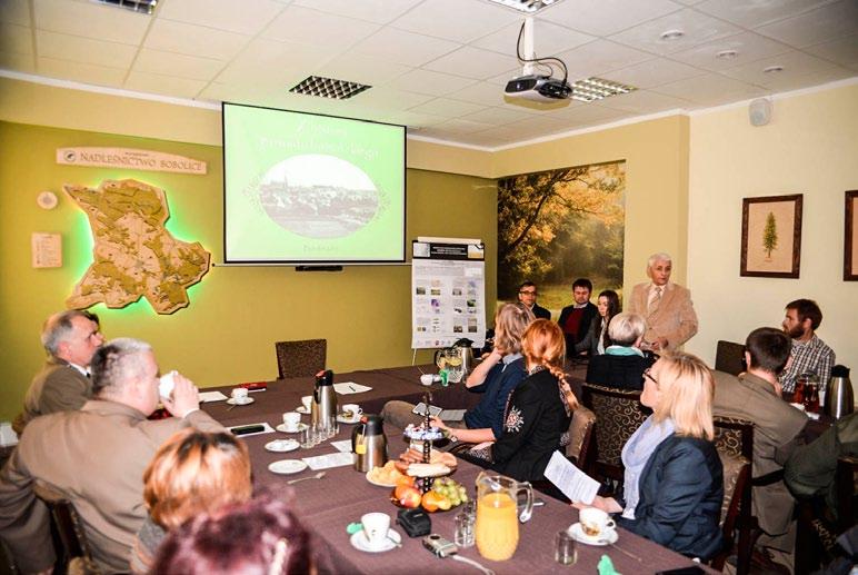 Pan Bronisław Malinowski z Towarzystwa Ekologiczno-Kulturalnego w Bobolicach prezentujący dzieje powiatu