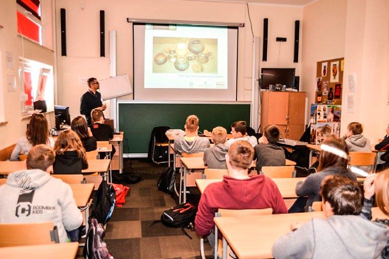 Prezentacja poświęcona społecznej wrażliwości i potocznej wiedzy o zabytkach: zajęcia dla uczniów klasy 3. gimnazjum w Bobolicach (Fot. R.