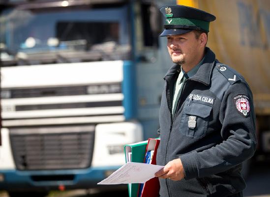 Obsługa i kontrola ruchu towarowego i podróżnych na granicy rok liczba obsługujących funkcjonariuszy celnych liczba pojazdów osobowe ciężarowe liczba osób przekraczających granicę liczba kontenerów