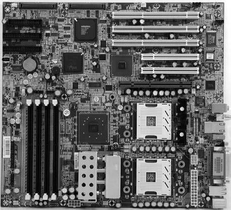 Rozdział 5 t Płyta główna Rysunek 5.10. Płyta główna w formacie WTX qbtx q (ang. Balanced Technology Extended). Format opracowany w 2003 r.