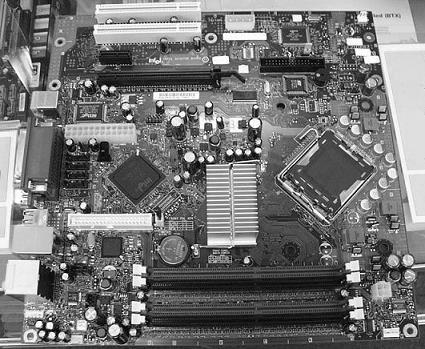 W założeniu projektantów najbardziej nagrzewające się elementy (mikroprocesor, chipset, pamięć RAM, chipset graficzny itd.