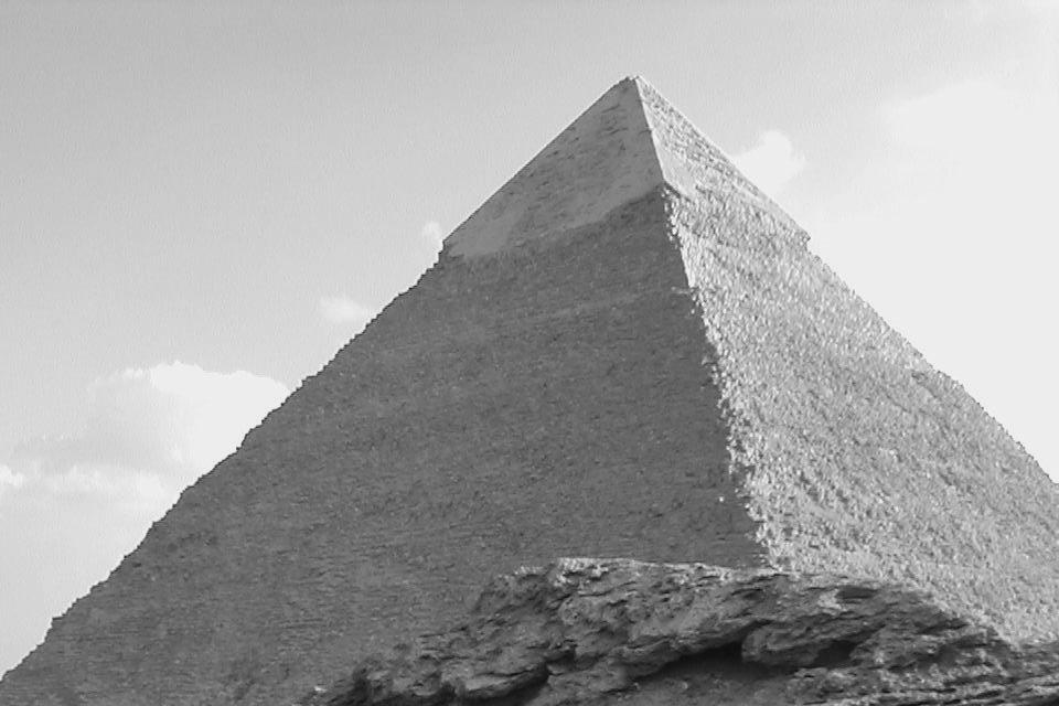 Podobne ślady odnaleziono na skałach stanowiących podłoże piramid przy południowej ścianie pierwszej piramidy satelitarnej Wielkiej Piramidy. Ślady mają tu także przebieg zachód-wschód.