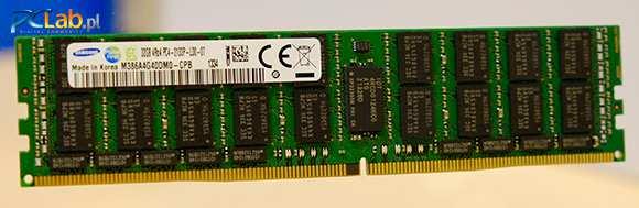 DDR4 Moduł DDR4 jest takiej samej długości i grubości co DDR3 ale jest o mniej więcej milimetr wyższy. Zamiast 240 pól kontaktowych ma ich 284, gęściej rozmieszczone.
