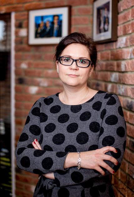 ANNA FABISZAK MUZYKA Ekspert w zakresie kompleksowego wspierania organizacji i ludzi w nich pracujących. Były dyrektor ds. zarządzania projektami zespołów rozproszonych.