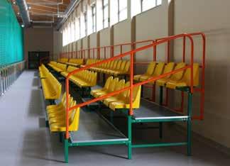 Trybuny sportowe Stałe - do użytku wewnątrz obiektów Trybuny stałe z siedziskami plastikowymi Trybuna stała na halę z siedziskami plastikowymi i podestami z płyt meblowych HDF, pokrytych wykładziną