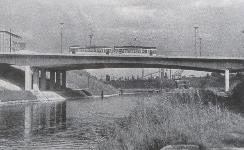 178 Przemysław Jan Nawrocki Rys. 1. Widok ogólny (1955) Konstrukcja mostu to rama dwuprzegubowa z rozdzielonymi podporami z betonu sprężonego połączona poprzez cięgna z fundamentem.