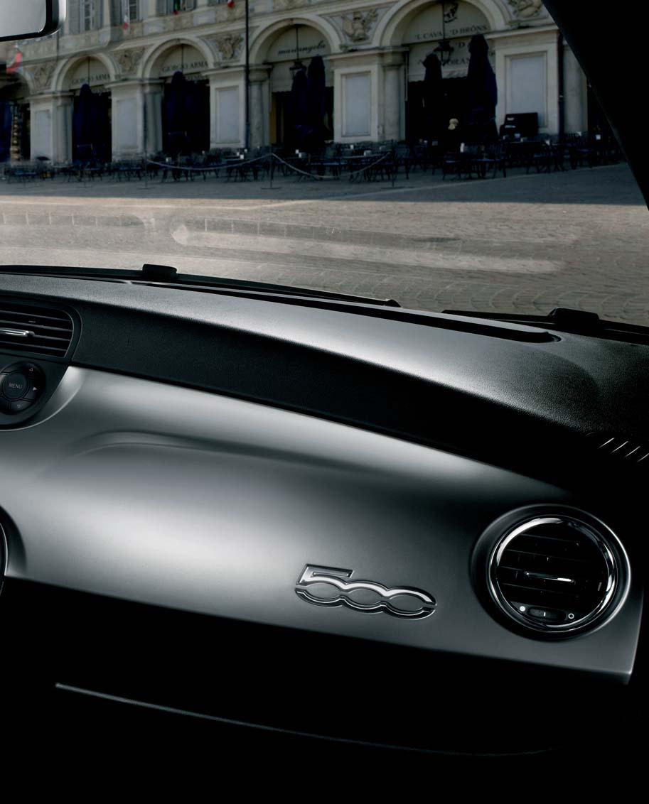 Charakter samochodu widać także wewnątrz wnętrze Total Black z satynowanym panelem deski
