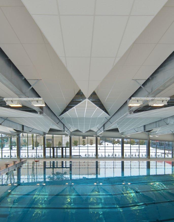 W zaprojektowanym przez architekta Jean-Michela Ruolsa aquaparku LE CAP w Sartrouville (we Francji), aby uzyskać niekonwencjonalną geometrię, pocięto i zamontowano klasyczne płyty sufitowe Tropic o