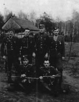 SYLWETKI Kadra oddziału Huzara, Podlasie,. 1951 r. Stoją od lewej: Kazimierz Jakubiak Tygrys, Eugeniusz Tymiński Ryś, Wacław Zalewski Zbyszek, Józef Mościcki Pantera.