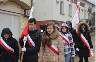 Barbara Czupryńska oraz poczet flagowy gimnazjum wraz z opiekunem- panią