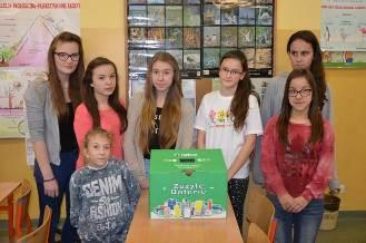 Oglądamy filmy edukacyjne, studiujemy literaturę dotyczącą naszych lasów oraz ich mieszańców.