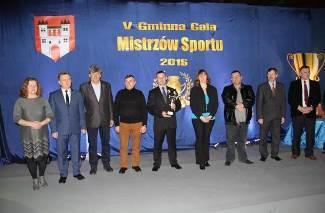 Gratulacje i pamiątkowe puchary z rąk Burmistrza Miasta i Gminy