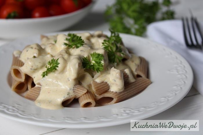 Kurczak w sosie śmietanowym Czas wykonania: 25 min Ilość porcji: 3 porcje 300 g fileta z kurczaka 150 g serka mascarpone 150 ml śmietanki 18 % 200 g makaronu 2 łyżeczka przyprawy do kurczaka ½