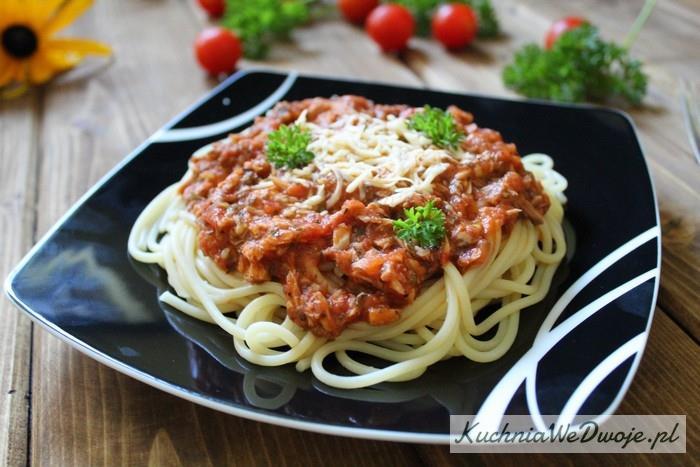 Spaghetti z tuńczykiem Czas wykonania: 20 min Ilość porcji: 4 porcje 400 g makaronu 5-6 pomidorów lub pomidory kawałki w puszce 1 puszka tuńczyka w sosie własnym 1 łyżka przecieru pomidorowego sól