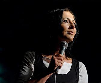 Katarzyna Piasecka Znana z wcześniejszych występów w zielonogórskim kabarecie Słuchajcie artystka kabaretowa, która od dłuższego już czasu poświęca się karierze solowej.