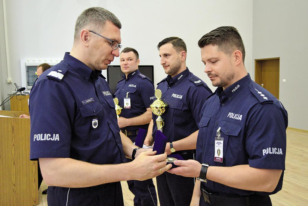 innymi przemocy w rodzinie czy konfliktów sąsiedzkich. Zdaję sobie sprawę, że ludzie oczekujący mojej pomocy często traktują mnie jak ostatnią deskę ratunku.