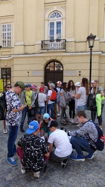 trasą A. Trybunał Koronny B. Kościół pod wezwaniem Świętego Krzyża C. Muzeum pod Zegarem D.