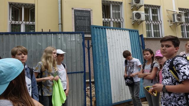 Lubliniacy znali ten gmach nad wyraz dobrze jako Gestapo lub Pod Zegarem". Był to obiekt duży o powierzchni powyżej jednego hektara, strzeżony przez żołnierzy SS. Zaczęliśmy od starannej obserwacji.