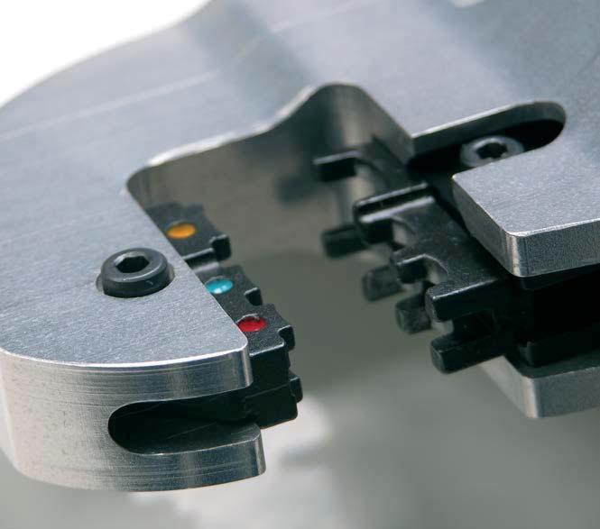 Elektrohydrauliczne narzędzia zaciskowe Elektrohydrauliczna zaciskarka SC-2 z wymiennymi matrycami, głowica obracana o 180º, ręczny powrót po zaprasowaniu.