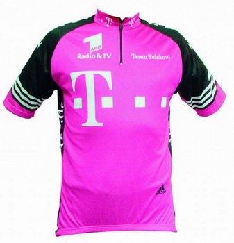 Adidas T-Mobile Przykład koszulki będącej repliką stroju grupy zawodowej. Magenta drużyny T-Mobile jest doskonale znana na całym świecie, m.in.