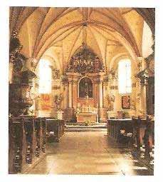 Fot. 8. Wnętrze kościoła (źródło: Z. Kurzawa, A. Kusztelski) Z gotycką architekturą dobrze koresponduje barokowe wyposażenie świątyni wykonane w czasach filipińskich, w większości w XVIII wieku.