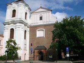 jest odwiedzenia wejścia doń przez wczesnogotycki bogato profilowany portal w fasadzie zachodniej, odsłonięty w 1923 roku.