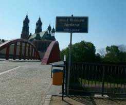 Posiada bardzo dogodną lokalizację, dlatego też nie trudno tu dotrzeć (na Rondzie Śródka jest węzeł komunikacji autobusowej i tramwajowej).