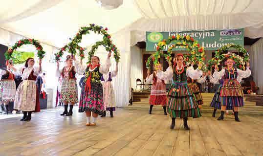 Tegoroczną Majówkę uświetniły swoimi występami liczne zespoły ludowe i folklorystyczne z naszego regionu, a także zaproszeni artyści.