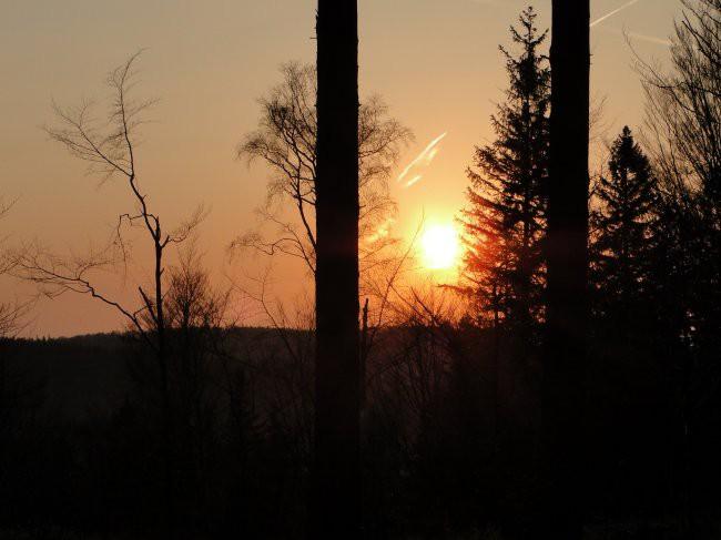 Widok z Stefanki na zachód słońca nad Klimczokiem i Szyndzielnią Opuszczając schronisko, obieramy kierunek na Olszówkę Dolną (Cygański Las przystanek MZK). Istnieje kilka możliwości zejścia.