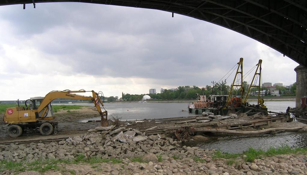 tu widać przęsło na praskim brzegu w 2012 r., w trakcie skuwania betonu i przed pocięciem na złom.