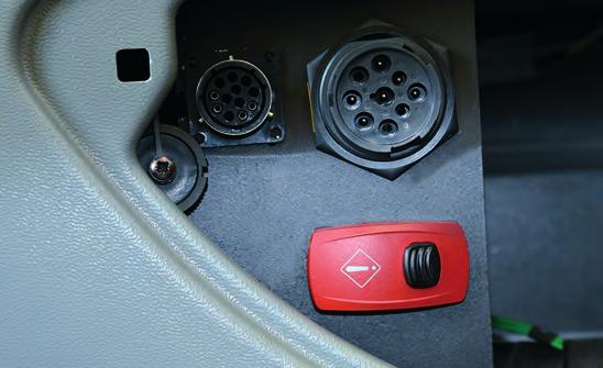 KOMPAKTOWA KOPARKA KOŁOWA TW110 MINIMALIZACJA CZASU PRZESTOJU Serwis Listwa serwisowa z centralną instalacją elektryczną jest wbudowana w stopniach: wszystkie przekaźniki i bezpieczniki są łatwo