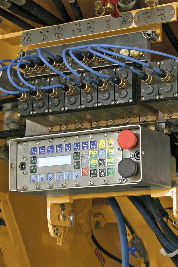 Układy sterowania Najnowocześniejsza automatyka obsługi przodka ścianowego Firma Caterpillar produkuje pełną gamę systemów sterowania obudowami ścianowymi podporowo-osłonowymi, od ręcznych układów