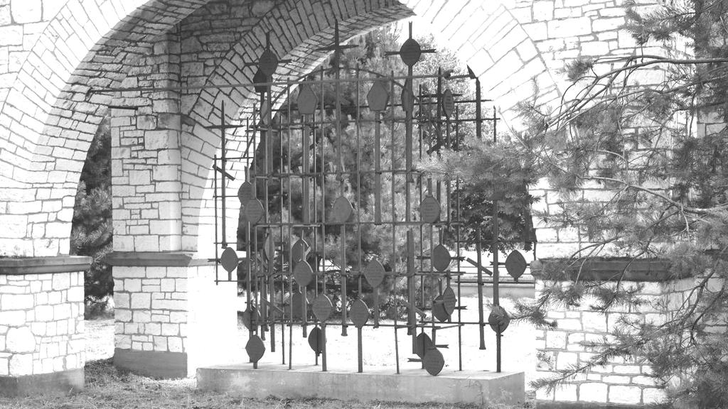 Tak wyglądają wyrwane z grobów żołnierskich krzyże a zaprezentowane w artystycznym nieładzie. Autor fotografii z dnia 24.06.2011r.