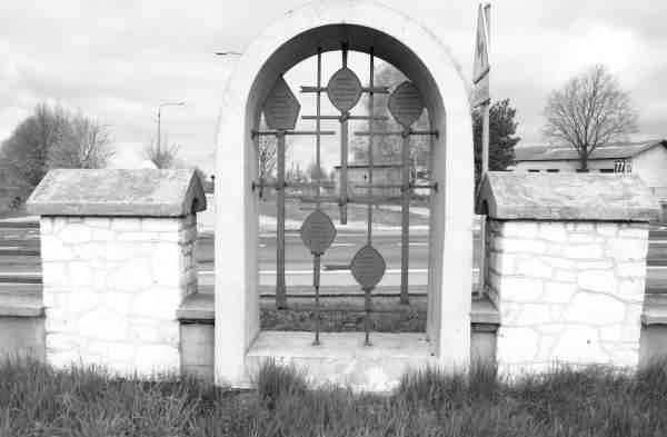 Krzyże z grobów żołnierskich, jako ozdoby ogrodzenia cmentarnego. Niesamowity pomysł rozwiązania artystyczno architektonicznego. Fotografia ze strony http://91.205.75.101/~forgen/polegli/miasto.php?