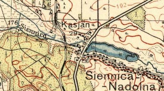 Wycinek z mapy opracowanej w roku 1938. Cmentarz w Kasjanie (Siennica Nadolna). Poległych chowano wśród kępy okazałych dębów. Nekropolię ogrodzono murem z tzw. kamienia wapiennego (opoki).